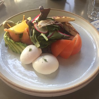 Between Cafe & Eatery - Fresh BB Avocado, salmon, salad, tomato, haloumi, mushroom, beetroot and quinoa - Cafes Near Me - Auckland, AUK