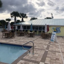 Ebb Tide Poolside bar & grill - Ebb Tide Poolside Patio