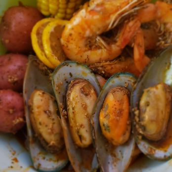 Craft Fry Wing - Green mussels, shrimp (head on), corn on the cob, and potatoes - Chicken Wings Near Me - Tampa, Florida