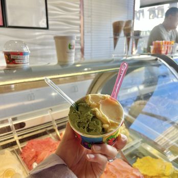 Hello Gelato - Matcha and Passion fruitI was craving for ice cream with not too sweet flavor. They use nice ingredients and the owner is so nice!!! - Gelato Near Me - Pasadena, California