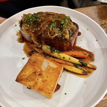 Landmark Tavern at Stone House - Steak with carrots and potato gratin - American Near Me - Warren, New Jersey