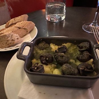 Les Éditeurs - Escargot and potatoes with side of bread. - French Near Me - Paris, 75 Les Éditeurs - Escargot and potatoes with side of bread. - French Near Me - Paris, 75
