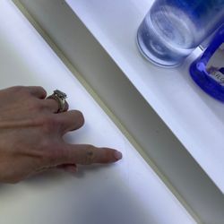 Porcelanosa - Krion sink cracked all along the edge with water that pours down because it's under the spigot.