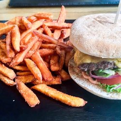 Burgerholic - Mark Zuckerberg Burger und Sweet Potato Fries