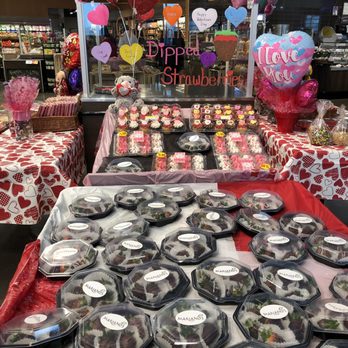 Mariano's - Sweet shop with Chocolate covered strawberries, cupcakes, cookies and treats - Grocery Near Me - Naperville, Illinois