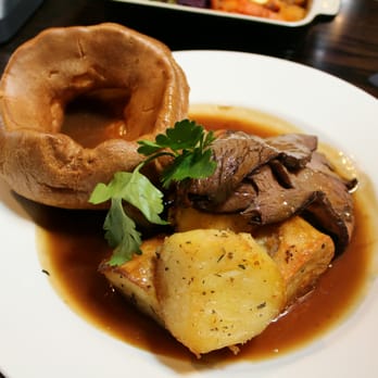 The Crown - Roast beef and yorkshire pudding - Pubs Near Me - Twickenham, XGL