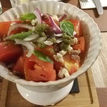 La Caja - Ensalada de tomate. Algo simple pero el tomate muy por encima de la mediA en Madrid - Spanish Near Me - Madrid, M