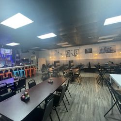 La Isla Taqueria Y Mariscos - Dining area