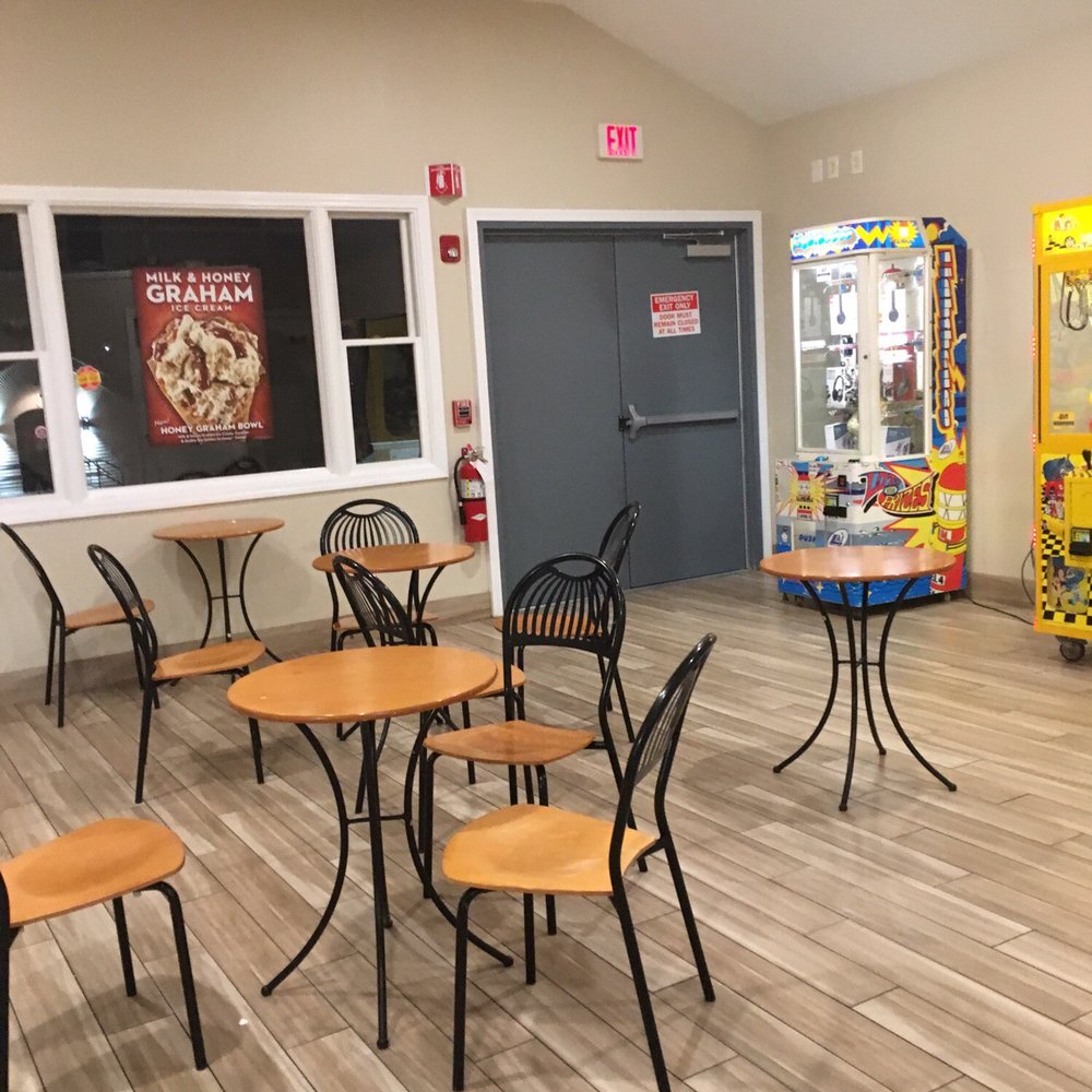 Cold Stone Creamery - the inside of a restaurant - Ice Cream & Frozen Yogurt Near Me - Holbrook, Massachusetts