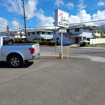Liliha Bakery - Parking lot and signage - Bakeries Near Me - Honolulu, Hawaii