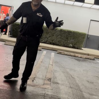 Steak ’n Shake - Understaffed to work, but not to come outside and disrespect clients. - Burgers Near Me - Miami, Florida Steak ’n Shake - Understaffed to work, but not to come outside and disrespect clients. - Burgers Near Me - Miami, Florida