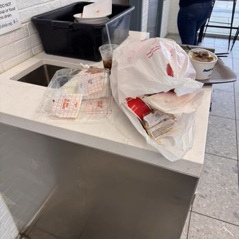 Café Zupas - Dining room trash can - Salad Near Me - Meridian, Idaho Café Zupas - Dining room trash can - Salad Near Me - Meridian, Idaho