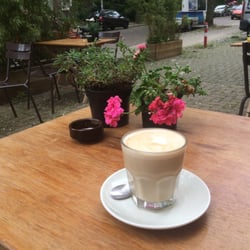 The Fuzz Coffee&Tunes - The outside terrace with cafe latte (koffie verkeerd).