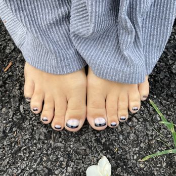Hot Nails - Black French tip with flower and a rhinestone in the middle. - Nail Salons Near Me - Kailua-Kona, Hawaii