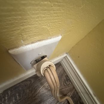 Edgewater Inn - Faulty wall socket - Hotels Near Me - Biloxi, Mississippi
