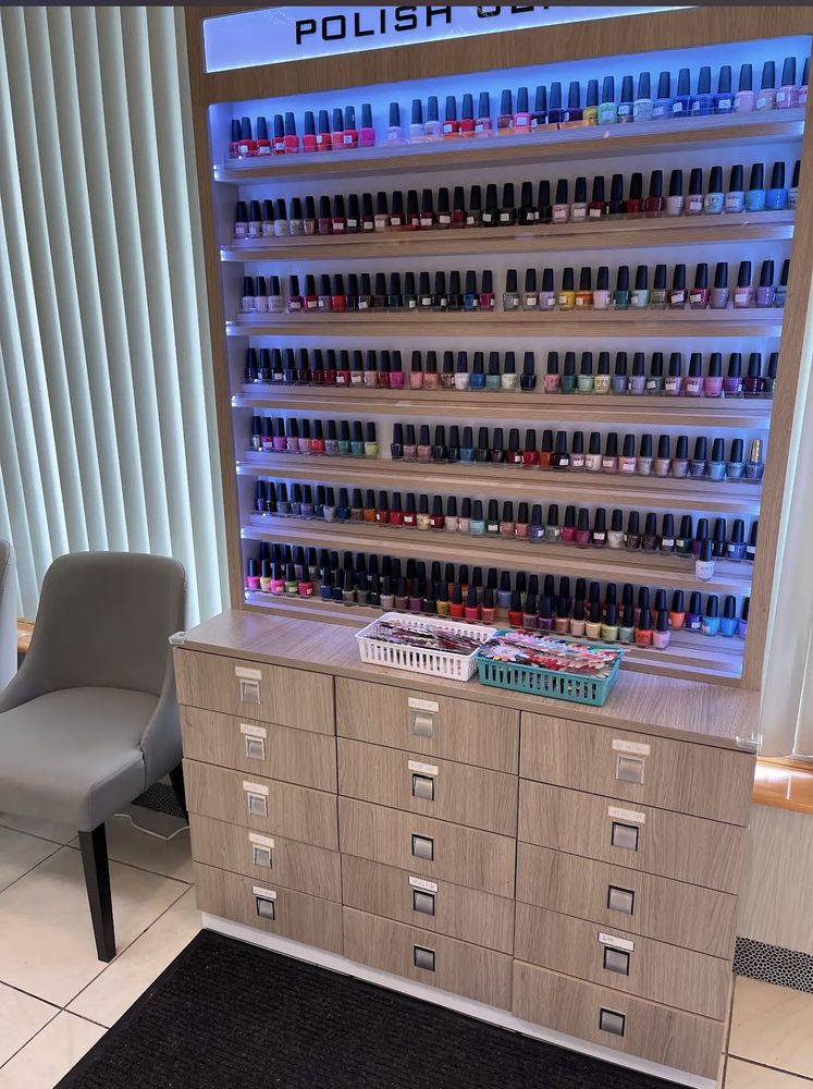 Crystal Nails & Spa Logo