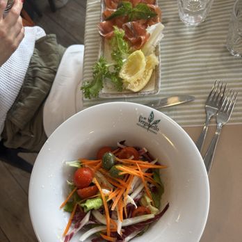 Verginiello - Fresh Salmon and Misto Salad - Napoletana Near Me - Capri, NA Verginiello - Fresh Salmon and Misto Salad - Napoletana Near Me - Capri, NA
