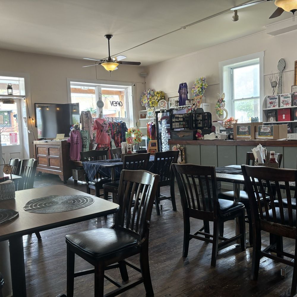 Family TreeTs - Inside - Breakfast & Brunch Near Me - Clifton Forge, Virginia