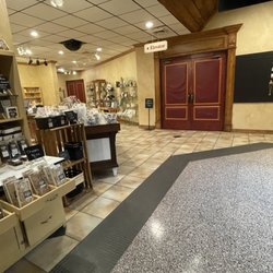 Gift shop with delicious fudge for sale!