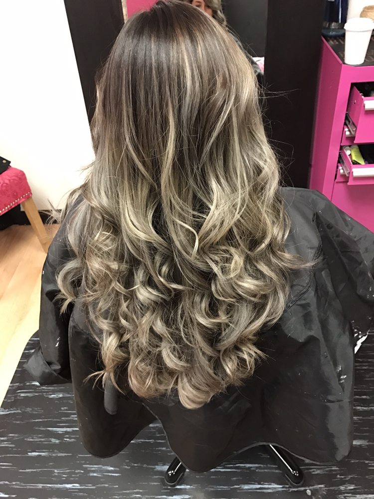 Divas Family Hair Salon Logo