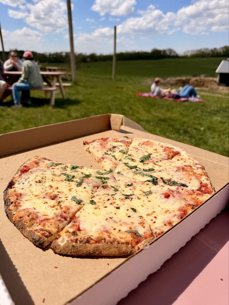 Pizza on the Farm Logo