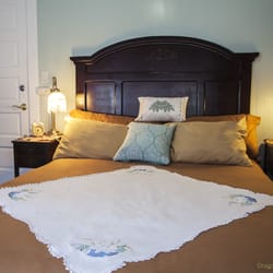 DragonflyHill Urban Farm - The beautiful, cozy and elegant Lotus Room in the Lotus Suite