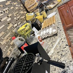 Days Inn by Wyndham Mankato - Waffle maker!