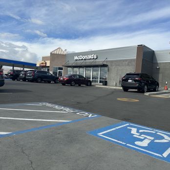 Tesla Supercharger - Firebaugh - Food right next door to chargers - EV Charging Stations Near Me - Firebaugh, California