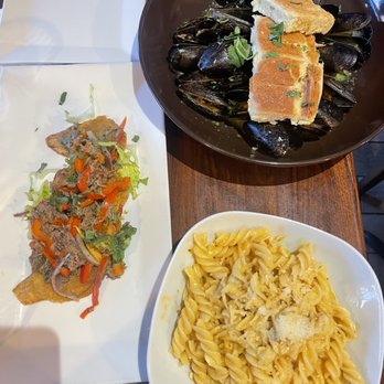 Barracuda Bistro & Bar - Blackened Chicken Mac n' Cheese, Loaded Tostones with beef, & Sauteed Mussels - Latin American Near Me - New Haven, Connecticut