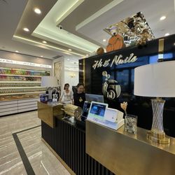 Hi5 Nails & Spa - Front desk