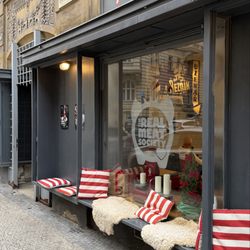 The Real Meat Society - Organic butcher shop and burger bistro near the Dancing House. Your best source in Prague for artisanal beef, pork or poultry.