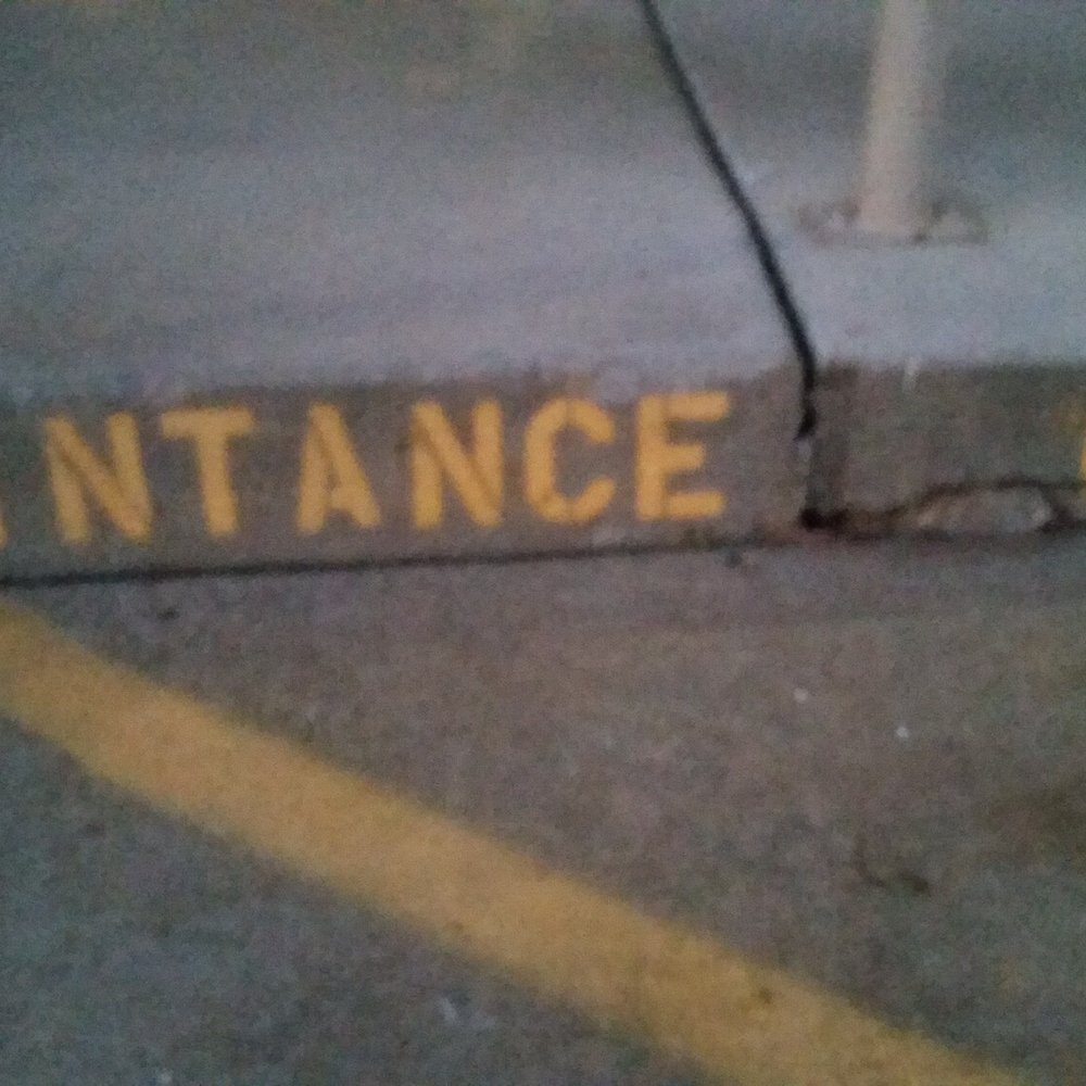 Lakeview Hotel - Notice the misspellings on the signage...and to say they have "maintenance" is a huge leap - Hotels Near Me - West Columbia, Texas