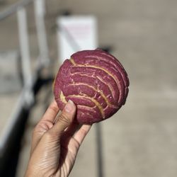 Comadre Panaderia - Ig: @whatsviveating  |  strawberry jamaica concha