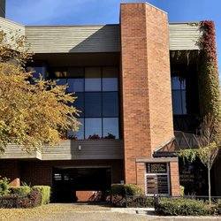 West Seattle Foot & Ankle Clinic - 42nd Medical Dental entryway and parking garage