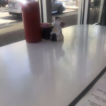 Moo Moo's Burger Barn - Table setting - Burgers Near Me - Lodi, California