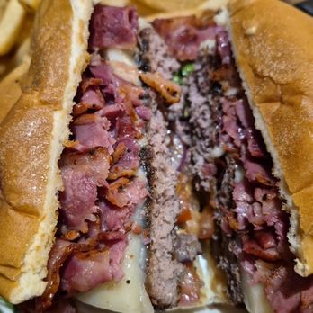 Bob’s Big Boy - My 1st pastrami burger & what it's SUPPOSED to look like. The 2nd time, pastrami was lacking & there was barely any mozzarella. - American Near Me - Burbank, California