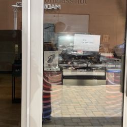 Sunglass Hut - "Sorry be back soon " sign