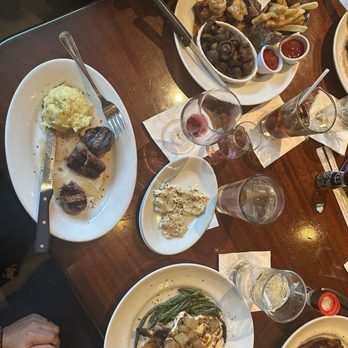 Stonewood Grill & Tavern - Sirloin (8 oz) Bleu Cheese Crumbles Sautéed Button Mushrooms Roasted Garlic Whipped Potatoes - New American Near Me - Heathrow, Florida