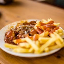 Currywurst, Zwiebeln und Pommes
