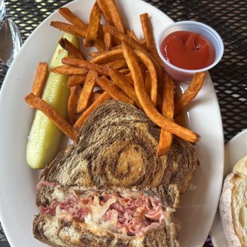 BridgeSide Grille - Ruben - American Near Me - Sunderland, Massachusetts