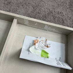 Changing tray stickers