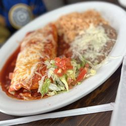 El Agave Family Méxican Restaurant - Chicken Burrito w/ Red