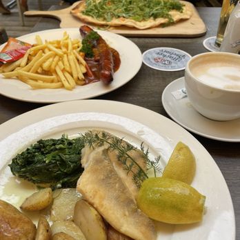 Eibsee-Pavillon - Gebratenes Zanderfilet Pikante Currywurst Ofenfrischer Flammkuchen mit Räucherlachs - German Near Me - Grainau, BY Eibsee-Pavillon - Gebratenes Zanderfilet Pikante Currywurst Ofenfrischer Flammkuchen mit Räucherlachs - German Near Me - Grainau, BY