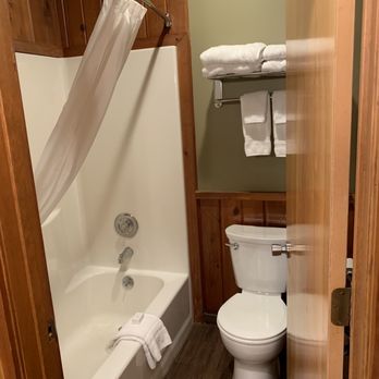 Arnold Timberline Lodge - Bathroom - Vacation Rentals Near Me - Arnold, California