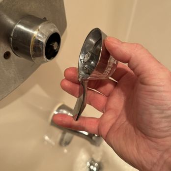Inn at Otter Crest - Broken shower handle - Hotels Near Me - Otter Rock, Oregon