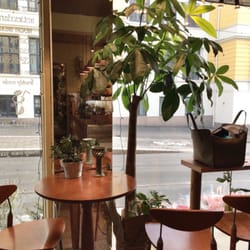 Bonita Café & Flowers - Store vinduer ut mot veien