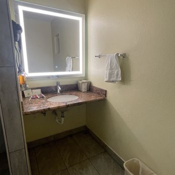 Central Coast Inn - Sink and lighted mirror - Hotels Near Me - Cayucos, California