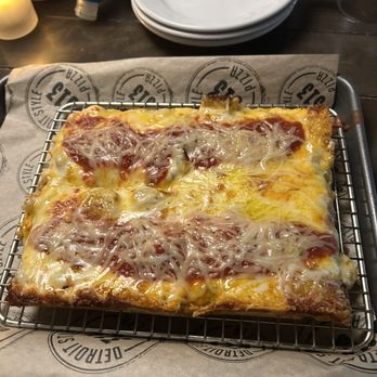 Backlot Pizza Kitchen - Four cheese pizza - Pizza Near Me - Glendale, Wisconsin