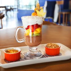 Café da Vila - New York - Creme de iogurte com sementes de chia, frutas, cereal, brigadeiro e granola.