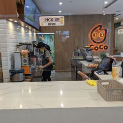 CoCo Fresh Tea & Juice - Watching my drink being made